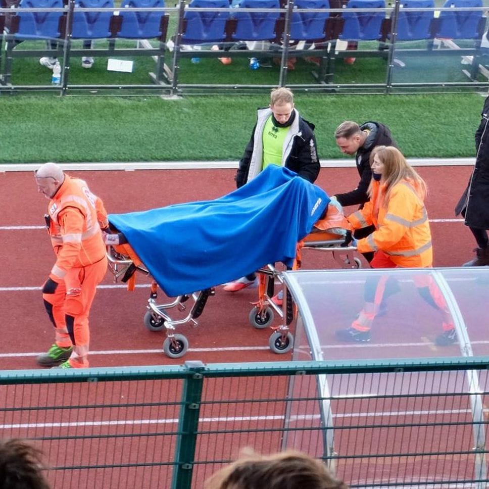 L’uscita dal campo in barella di Menabò