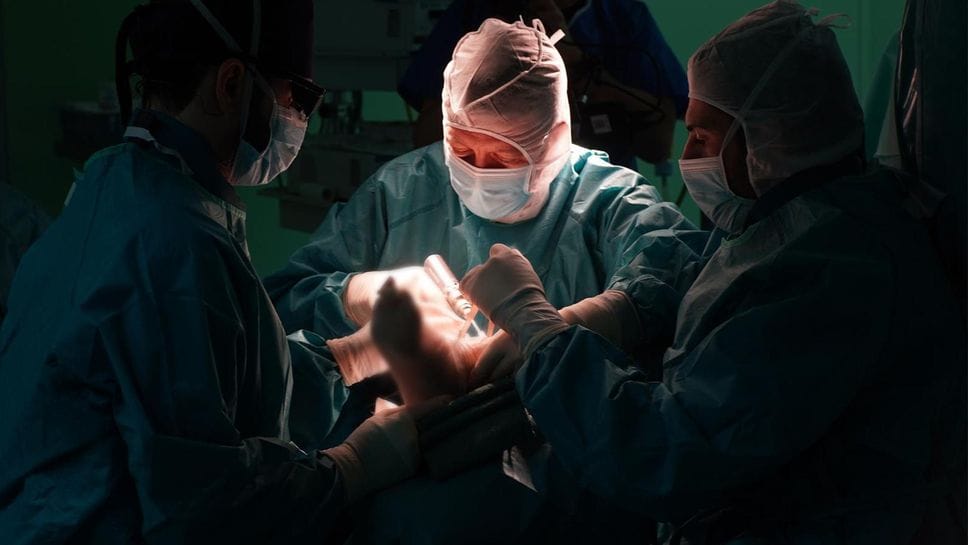 II direttore Daghino in sala operatoria