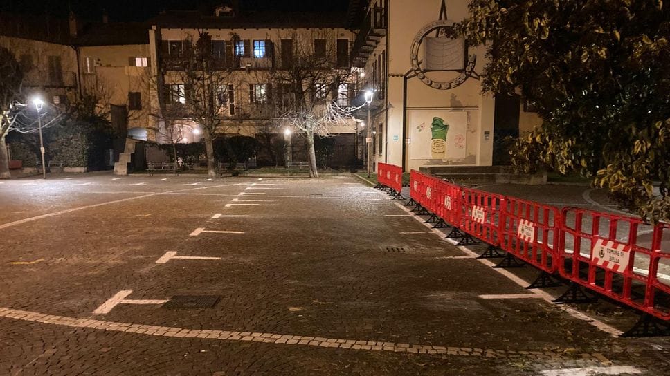 Piazza del Monte trasformata in parcheggio provvisorio