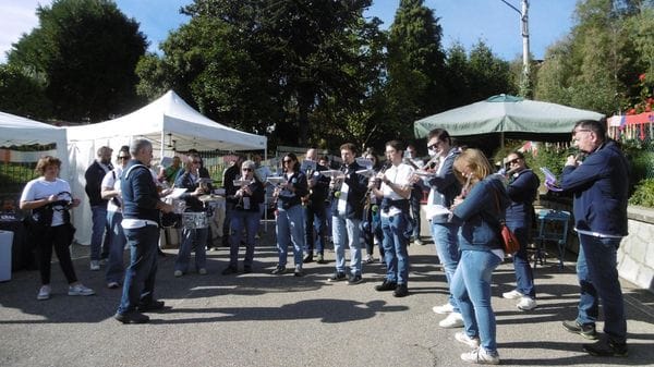Dal mercatino alle creazioni della scuola di magliera, la “Festa della lana” conquista Ternengo