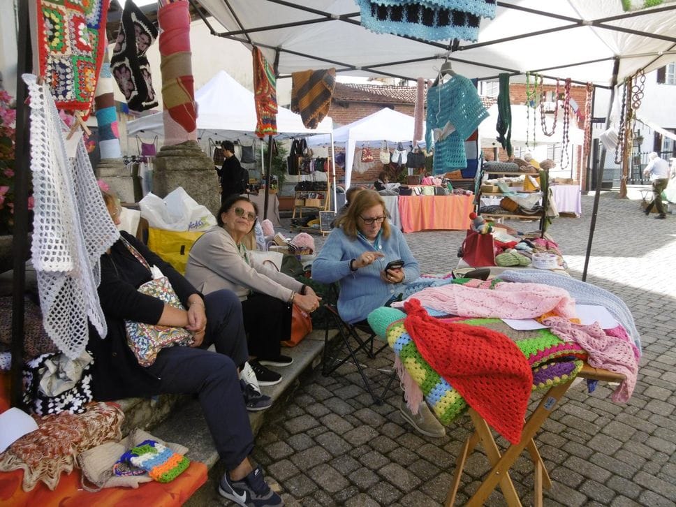 Dal mercatino alle creazioni della scuola di magliera, la “Festa della lana” conquista Ternengo