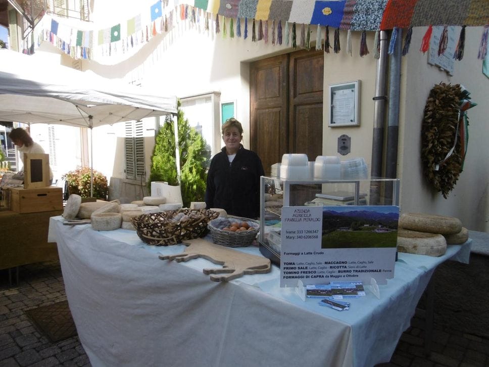 Dal mercatino alle creazioni della scuola di magliera, la “Festa della lana” conquista Ternengo