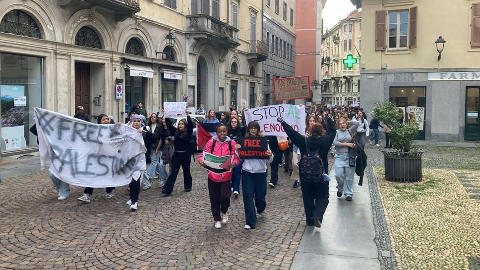 Anche a Biella arriva la protesta degli studenti