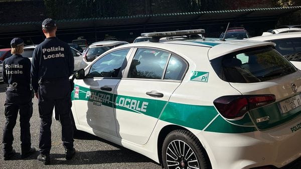 Fermato con una cesoia di 65 centimetri nel parcheggio di un negozio