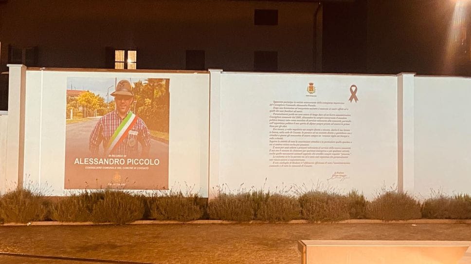 Martedì i funerali di Alessandro Piccolo. Il Comune di Cossato “proietta” una foto per ricordarlo