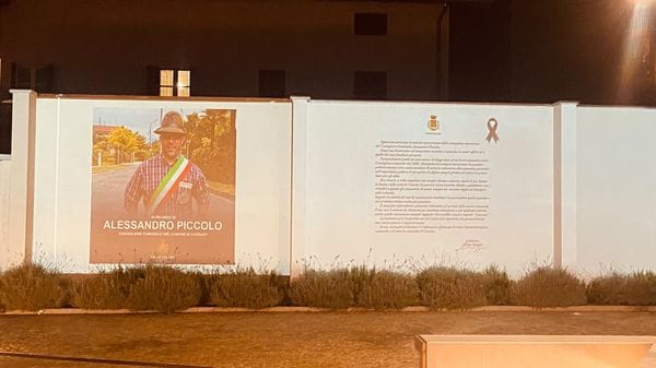 Martedì i funerali di Alessandro Piccolo. Il Comune di Cossato “proietta” una foto per ricordarlo