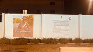 Martedì i funerali di Alessandro Piccolo. Il Comune di Cossato “proietta” una foto per ricordarlo
