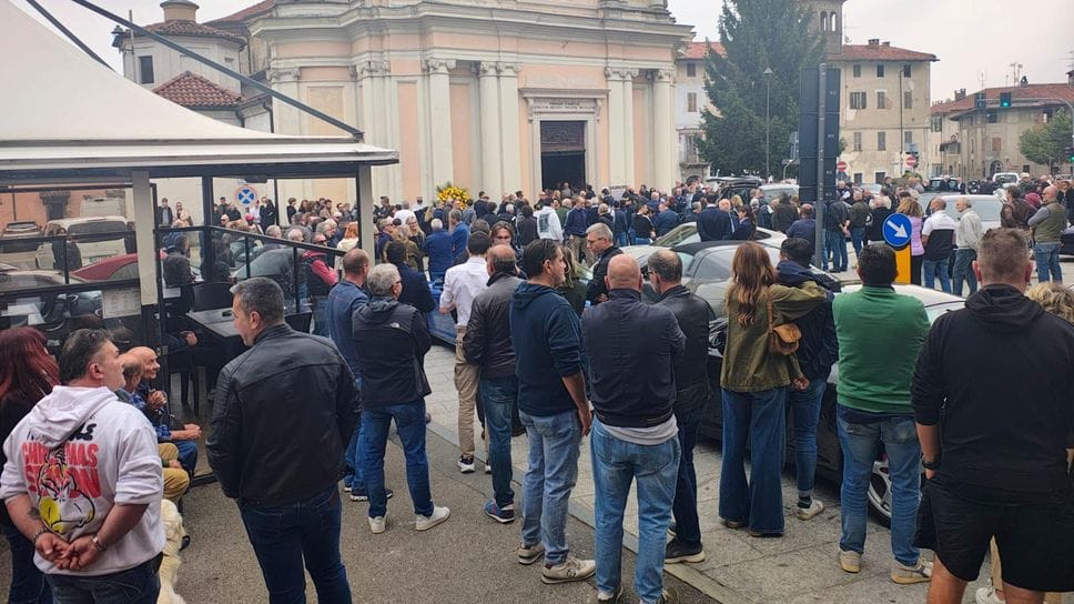 Centinaia di persone per l’addio a Denis Trabbia