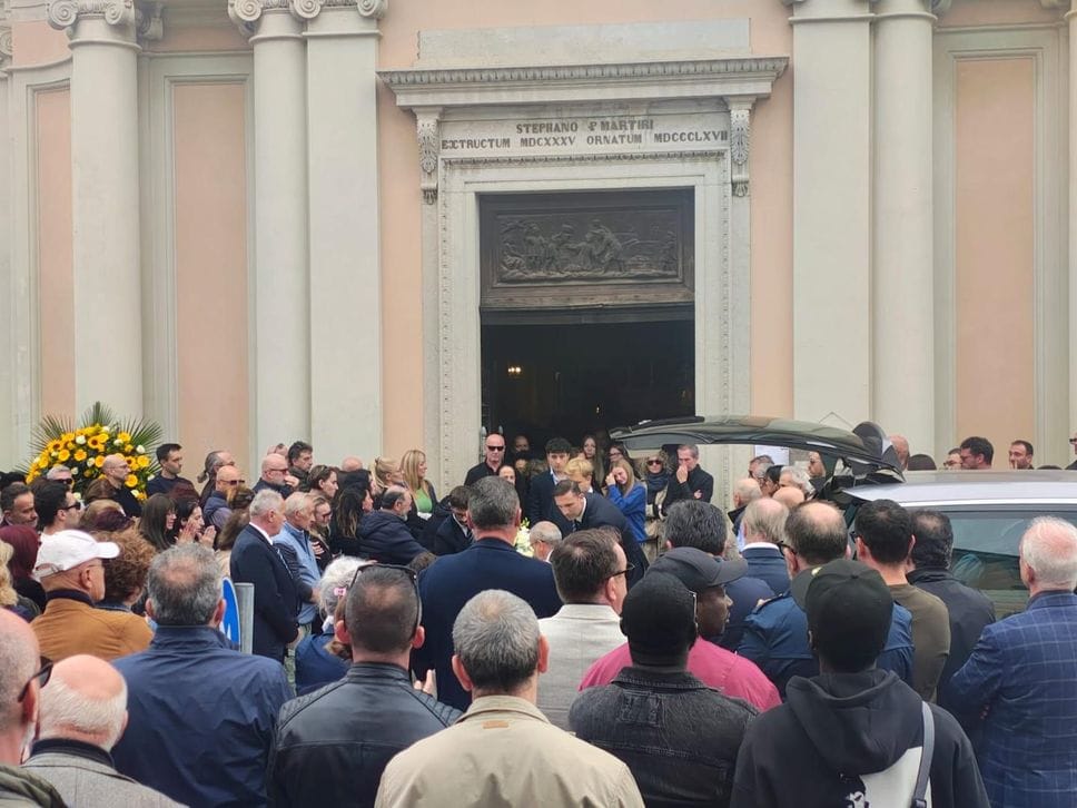Centinaia di persone per l’addio a Denis Trabbia