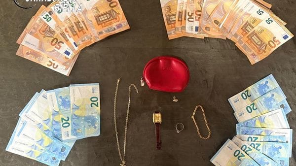 Portano via quasi 2mila euro e diversi monili in oro a un’anziana: arrestati dai carabinieri
