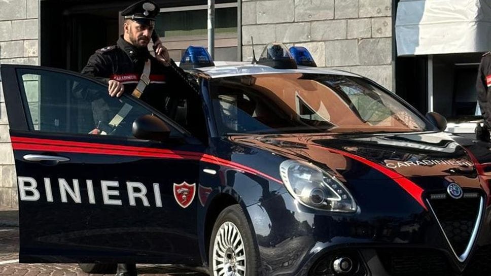 Entrano ubriachi in una panetteria e fanno apprezzamenti alla proprietaria