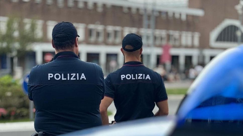 Anziana colpita con un calcio davanti all’Esselunga