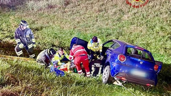 Esce di strada tra Candelo e Vigliano: trasportata in ospedale