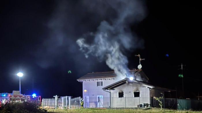 Si incendia il tetto di una casa, ma i vigili del fuoco spengono subito le fiamme