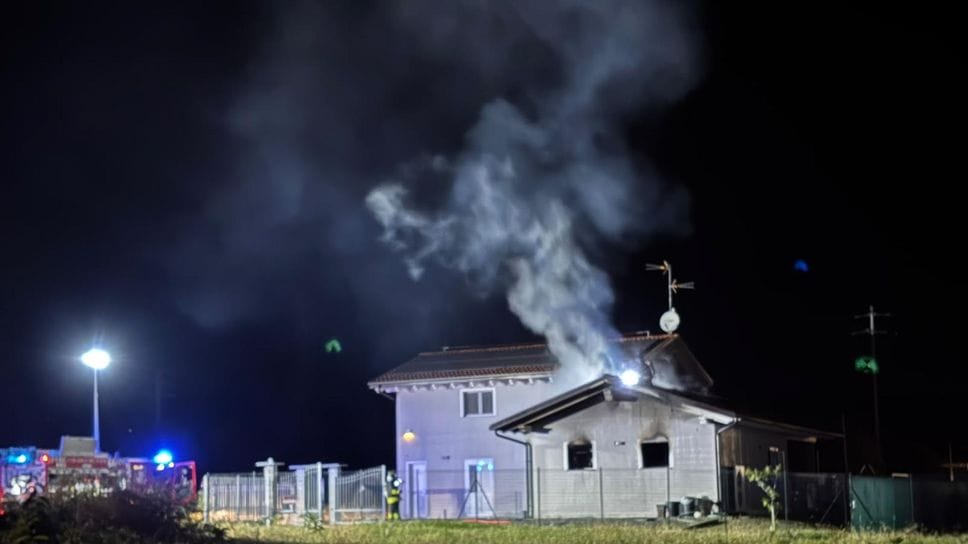 Si incendia il tetto di una casa, ma i vigili del fuoco spengono subito le fiamme