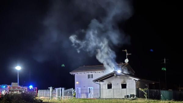 Si incendia il tetto di una casa, ma i vigili del fuoco spengono subito le fiamme