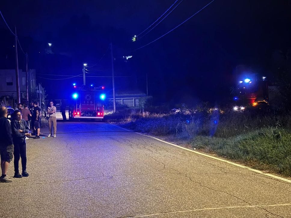 Si incendia il tetto di una casa, ma i vigili del fuoco spengono subito le fiamme