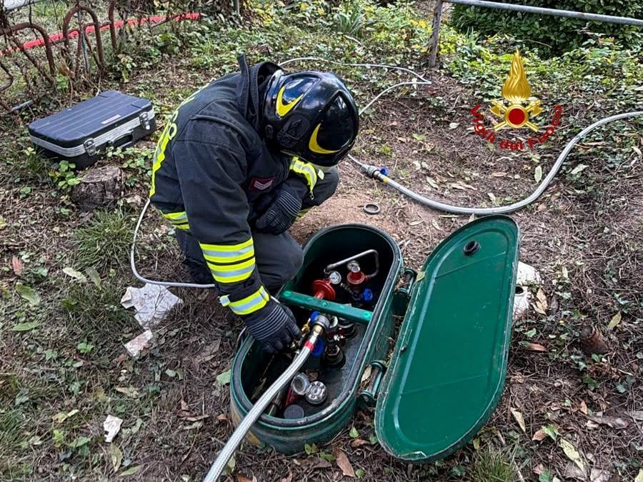 Un serbatoio perde gasolio, quasi una giornata per metterlo in sicurezza