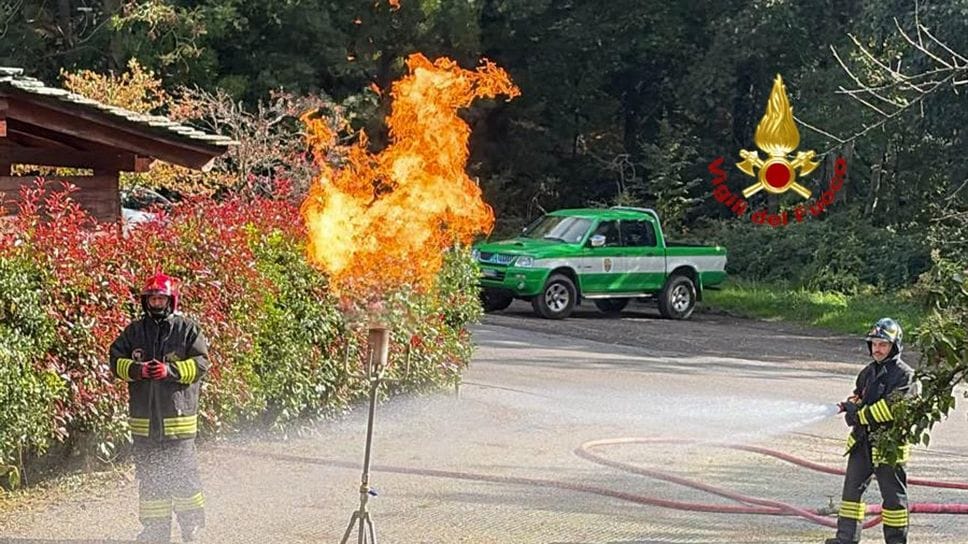 Un serbatoio perde gasolio, quasi una giornata per metterlo in sicurezza