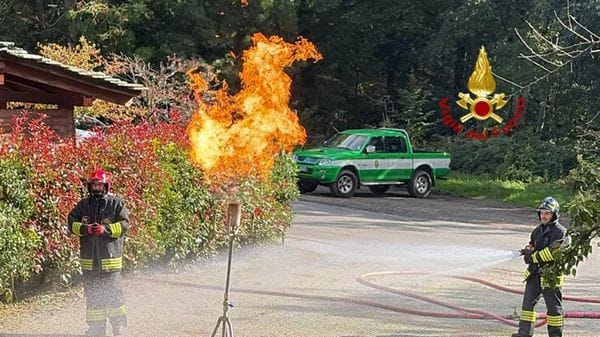 Un serbatoio perde gasolio, quasi una giornata per metterlo in sicurezza