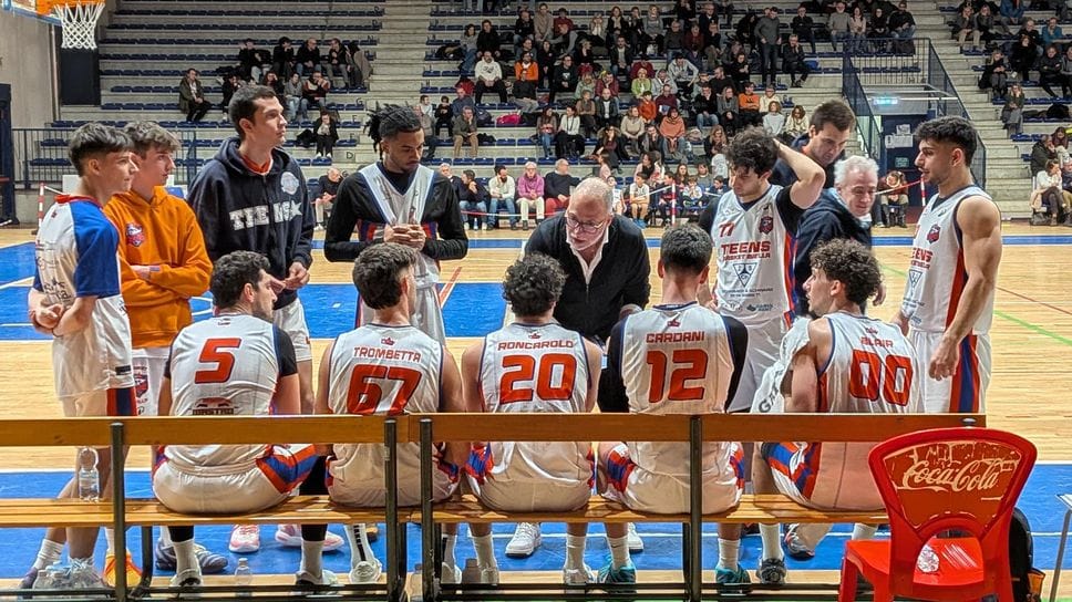 Coach Sacco durante un time out