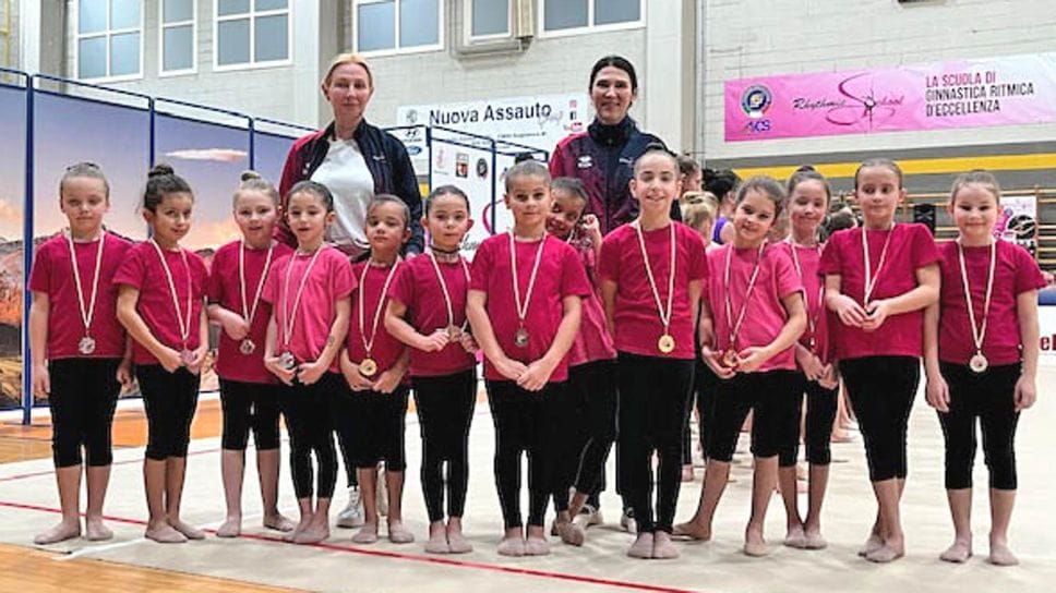 Nelle varie immagini le atlete della Rhythmic School impegnate nell’interregionale Csen a Candelo