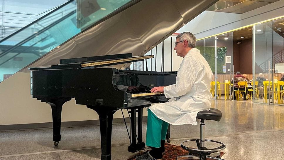 Roberto Perinotti, chirurgo dell’Asl di Biella, mentre suona il pianoforte nell’atrio