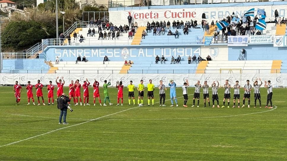 Le squadre schierate in campo