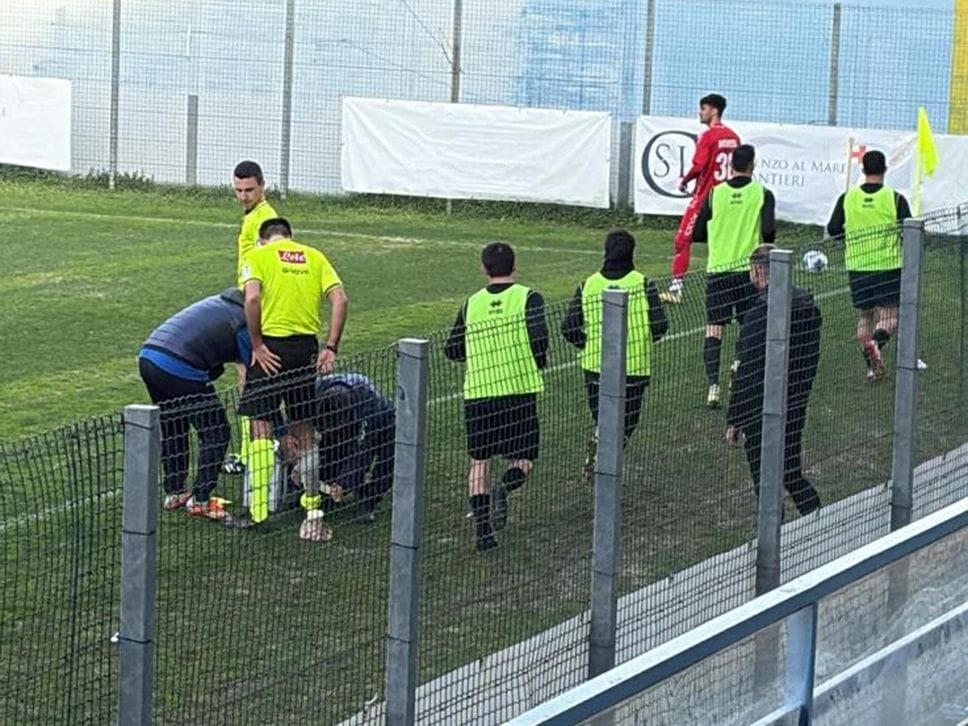 L’assistente dell’arbitro infortunato a terra