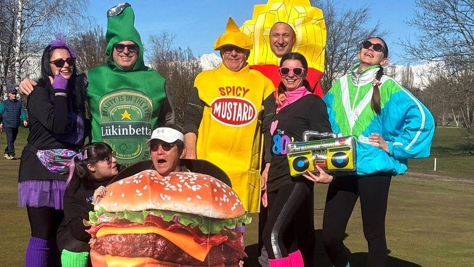 La premiazione della squadra prima nel netto alla Carnival Green
