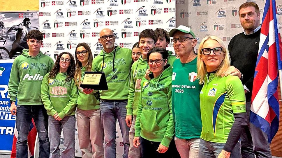 Atleti e dirigenti durante la premiazione