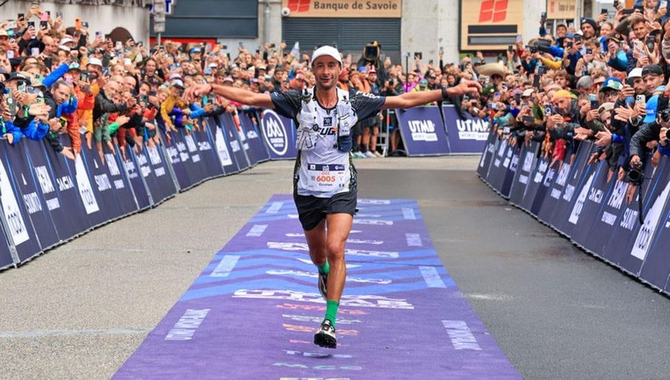 Cristian Minoggio tra due ali di folla all’arrivo dell’Ultra Trail del Monte Bianco