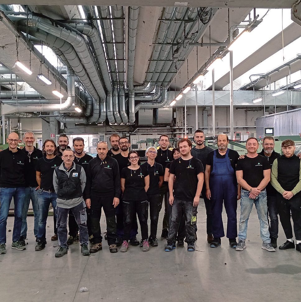 Un gruppo di lavoratori dell’azienda