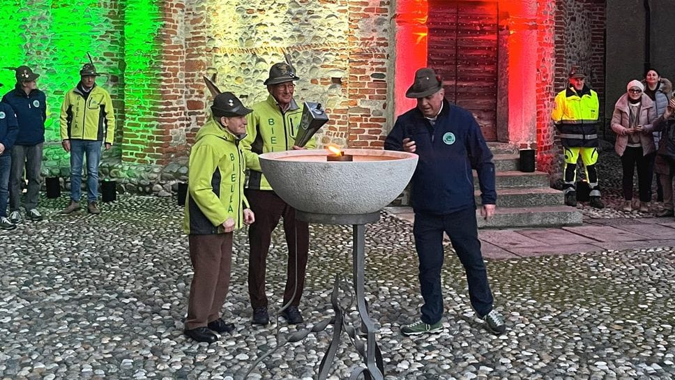 L’accensione del tripode in piazza del Battistero a Biella