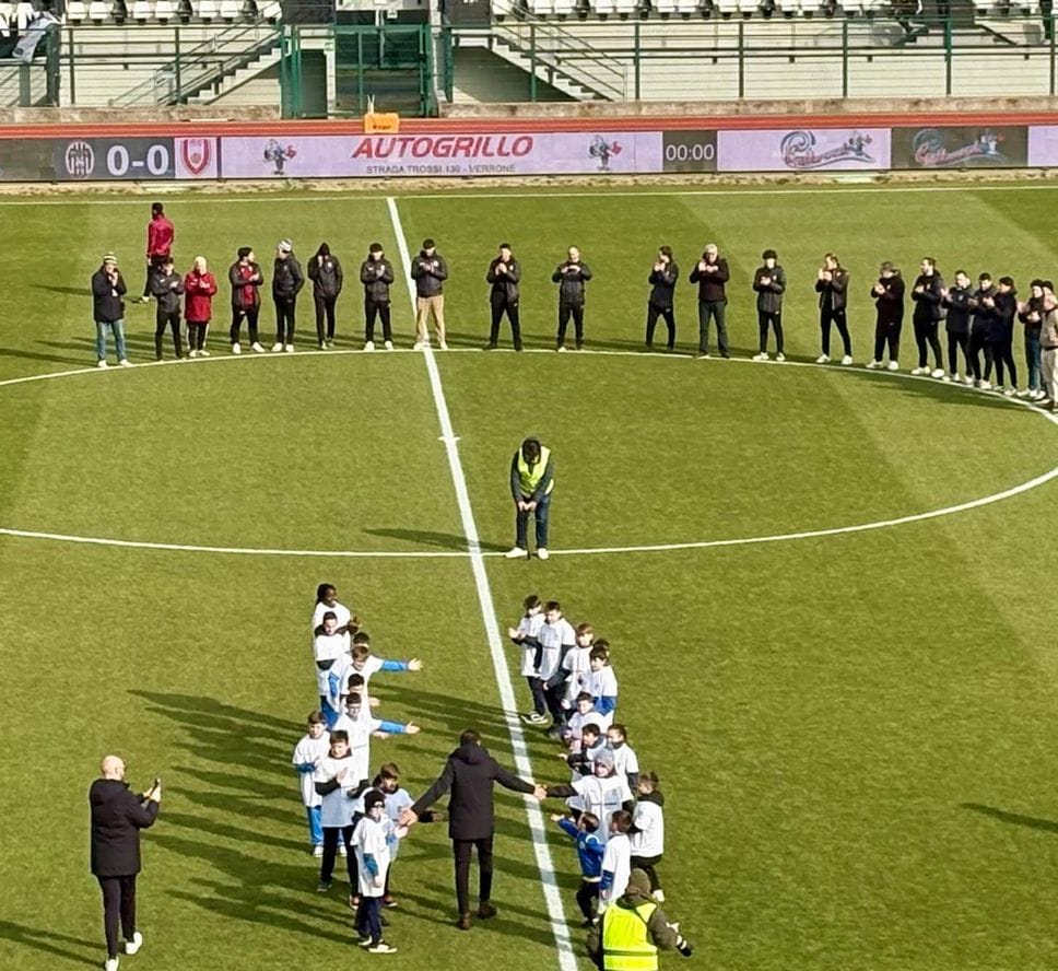 Il “pasillo de honor” a mister Luca Prina