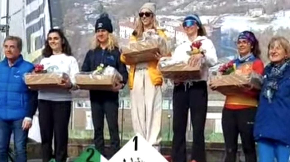 La premiazione di Selena Bernardi, vincitrice 13K: a sinistra Roberto Pella, sindaco di Valdengo, e Cleliuccia Zola, presidente regionale Fidal