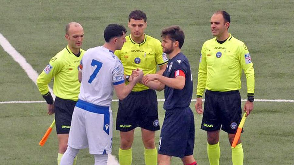 Capitani e terna arbitrale a inizio match