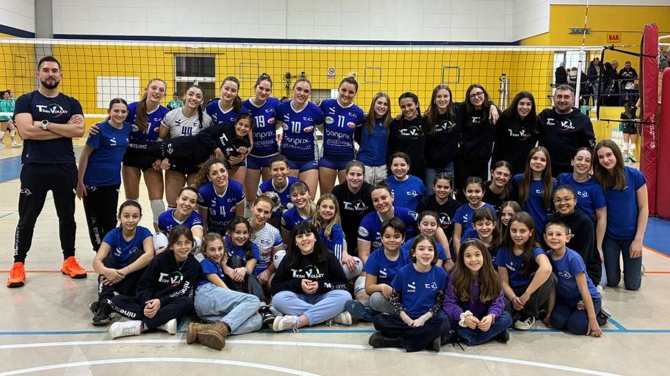 Le atlete del TeamVolley a fine partita con alcune giocatrici del settore giovanile