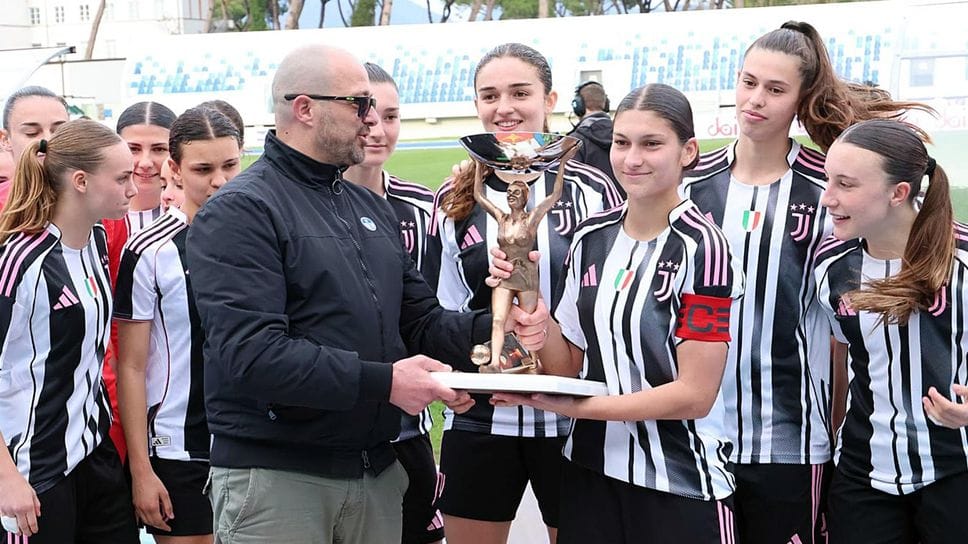 Arianna Gallina con il trofeo  e alcune compagne di squadra (foto organizzatori)