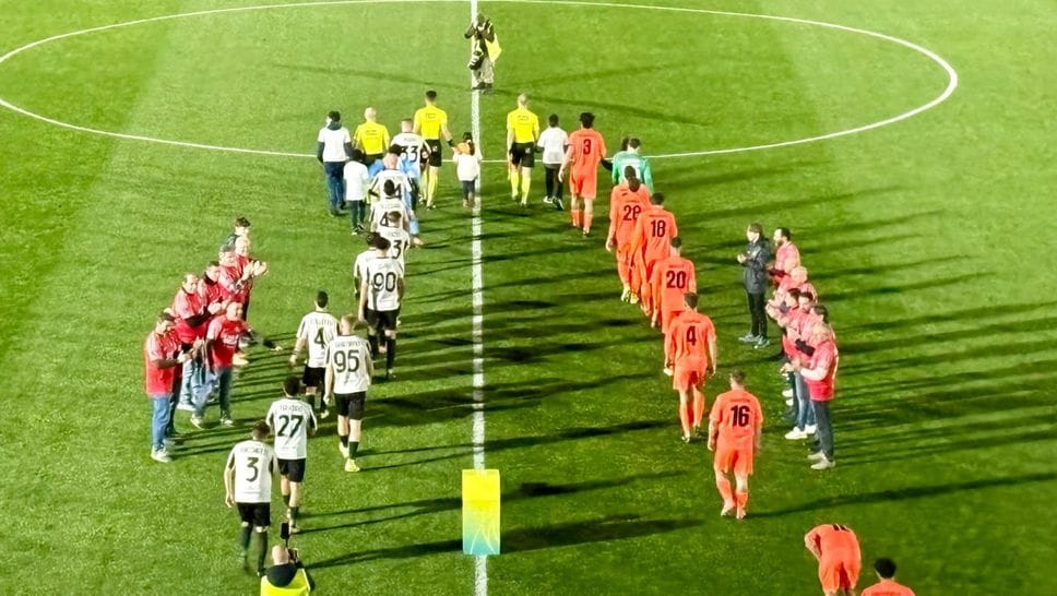 L’ingresso in campo delle squadre, applaudite dai papà dei giocatori bianconeri