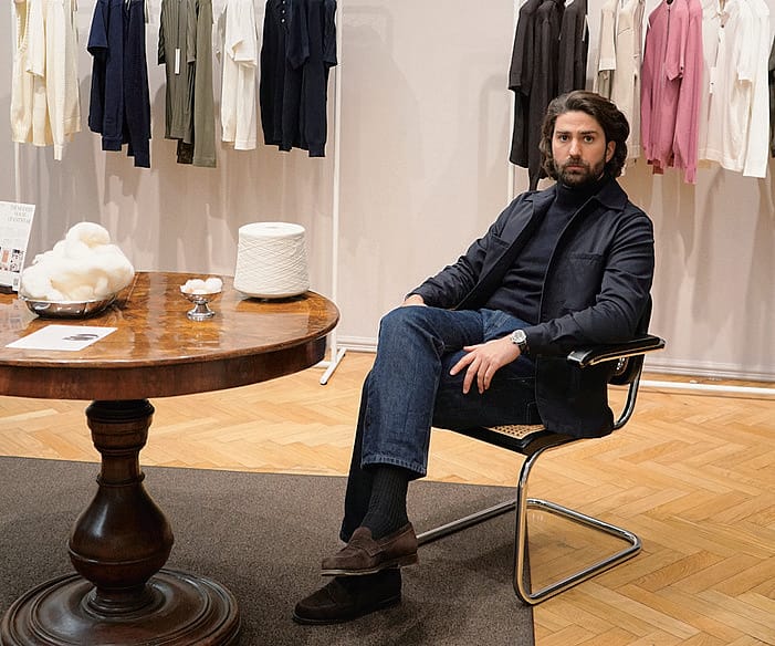 Alessandro Lovisetto nel negozio di Artknit Studios in via Italia