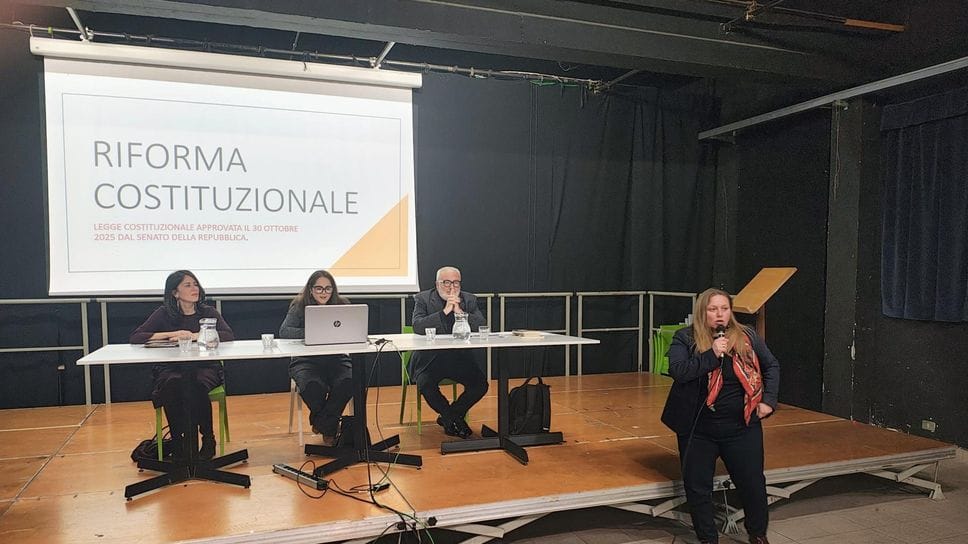 In primo piano la sindaca di Occhieppo Inferiore Monica Mosca. Alle sue spalle i relatori con la moderatrice al centro