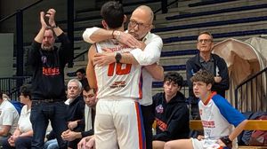 L’abbraccio di coach Sacco a Gagliano: il Teens Biella ha messo in campo una gran prova di forza
