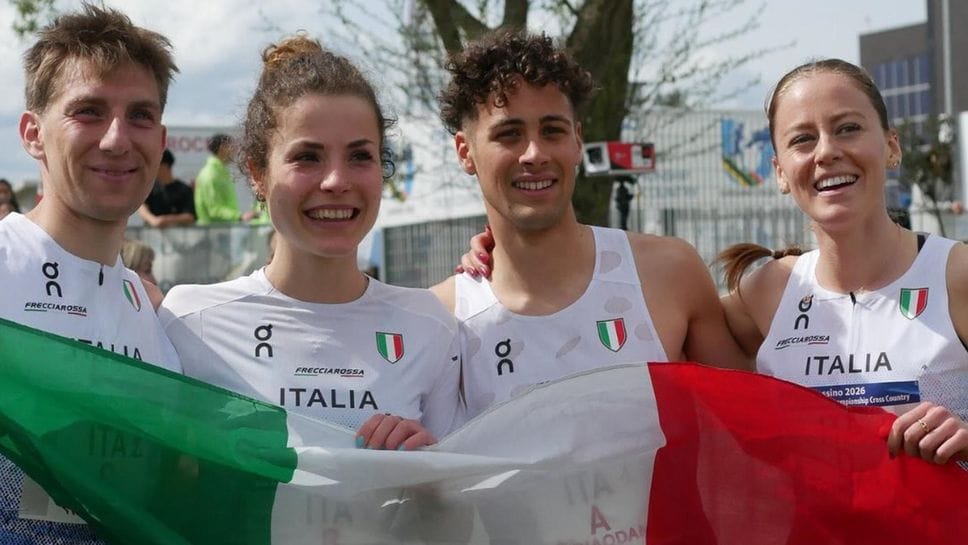 Chiara Munaretto con i compagni di squadra della staffetta mista (foto Fisu)
