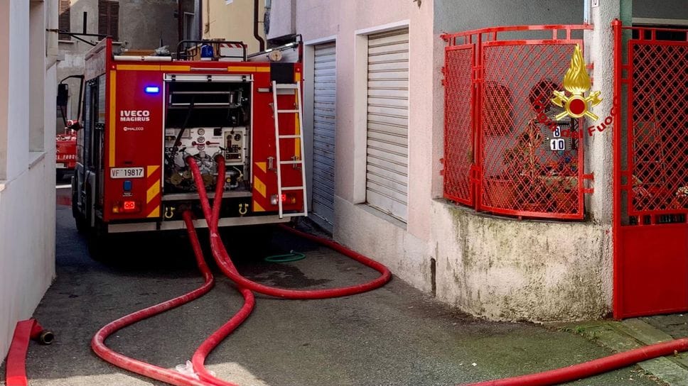 Il condizionatore va a fuoco, incendio in una casa