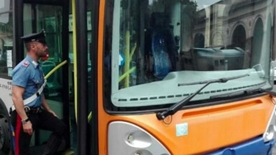 Pretende di salire sul bus con il monopattino aperto, intervengono i carabinieri