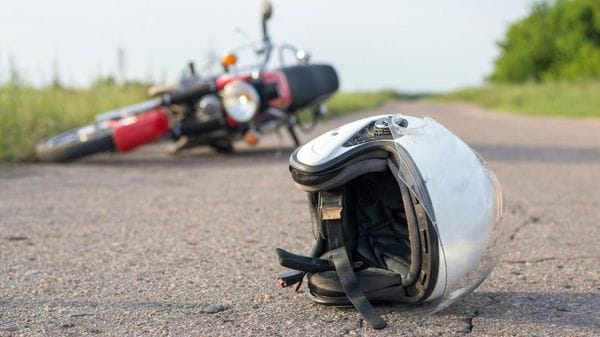 Motociclista cade e si fa male: trasportato in ospedale