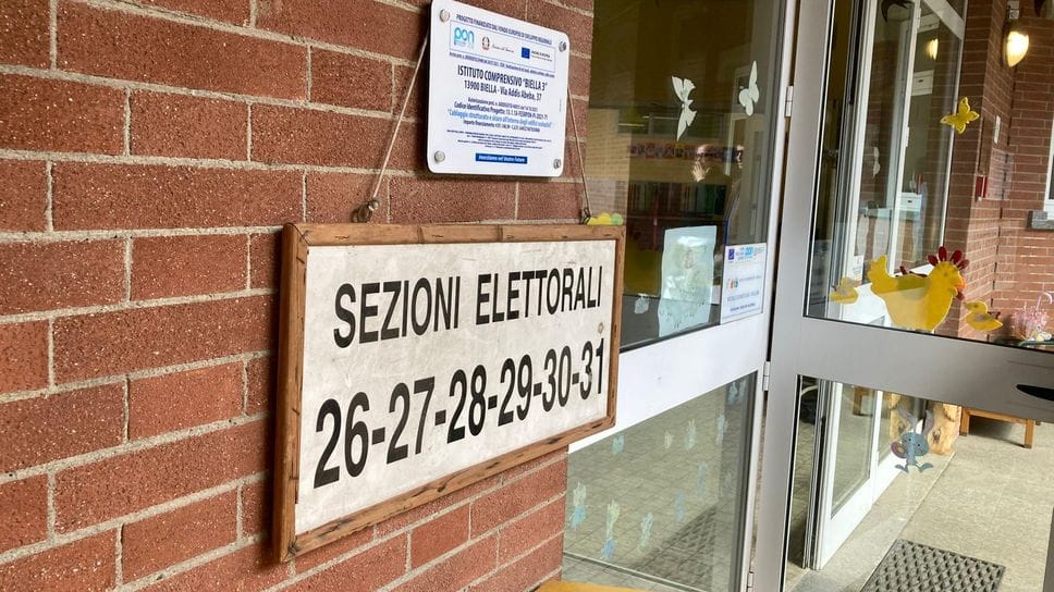 Referendum, alle 12 affluenza del 16,45%