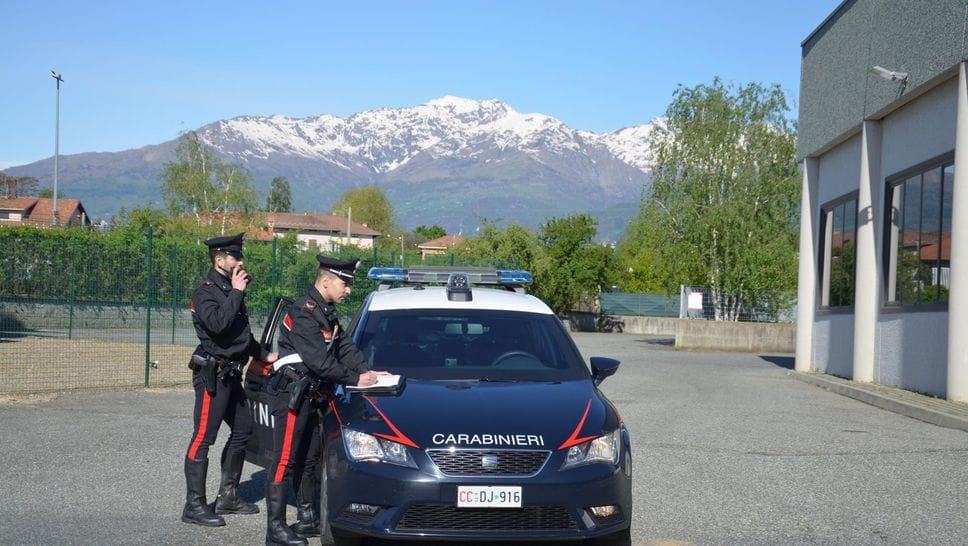 Lancia una bici addosso a un’auto, poi se ne va