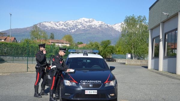 Lancia una bici addosso a un’auto, poi se ne va